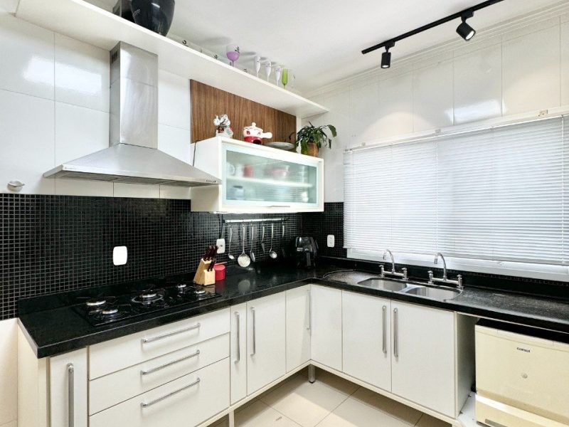 Casa em Condomínio à venda com 240m², 3 quartos, 1 suíte, 2 vagas no bairro Rondônia em Novo Hamburgo