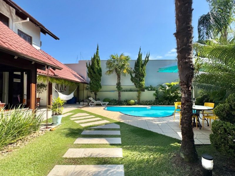 Casa em Condomínio à venda com 206m², 3 quartos, 1 suíte, 3 vagas no bairro Rondônia em Novo Hamburgo