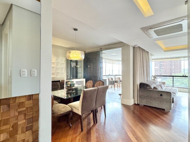 Apartamento à venda com 196m², 4 quartos, 1 suíte, 2 vagas no bairro Centro em Novo Hamburgo