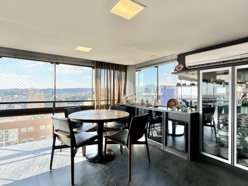 Apartamento à venda com 286m², 3 quartos, 1 suíte, 3 vagas no bairro Centro em Novo Hamburgo